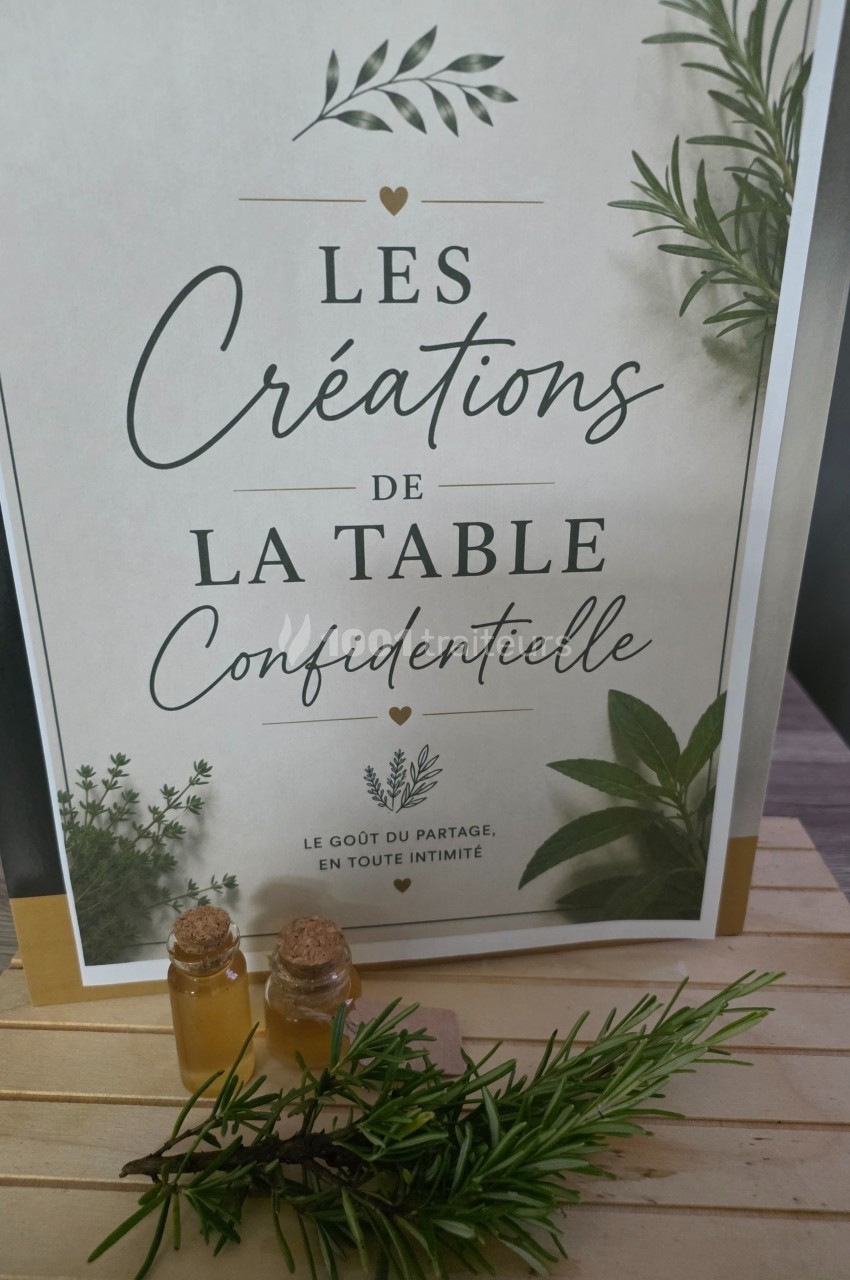 Affiche décorative avec des herbes aromatiques, deux flacons en verre et une branche de romarin sur une table en bois.