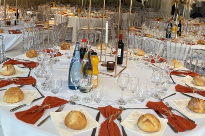 Miniature Traiteur Villiers-le-Bel (Val-d'Oise) - Cristal Traiteur #8 Buffet en extérieur avec une variété de desserts et amuse-bouches disposés sur des tables alignées.