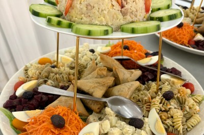 Miniature Traiteur Villiers-le-Bel (Val-d'Oise) - Cristal Traiteur #15 Buffet en extérieur avec une variété de desserts et amuse-bouches disposés sur des tables alignées.