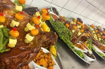 Buffet en extérieur avec une variété de desserts et amuse-bouches disposés sur des tables alignées.