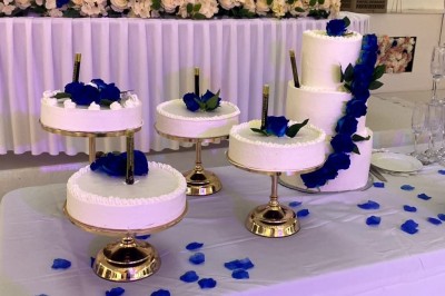 Buffet en extérieur avec une variété de desserts et amuse-bouches disposés sur des tables alignées.