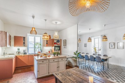 Miniature Location salle Jugy (Saône-et-Loire) - Les Charmes #24 Cuisine ouverte lumineuse avec îlot central, table à manger, suspensions design et grandes fenêtres laissant entrer la…