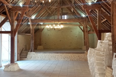 Miniature salle de reception Pivoine Chemin en sable clair bordé de végétation, menant à un paysage de champs et de forêt sous un ciel bleu.