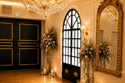 Miniature Location salle Paris 20 (Paris) - Maison Vivart Paris #2 Entrée avec une porte vitrée noire et une porte pleine, encadrées par des murs en pierre beige et des lampes murales.