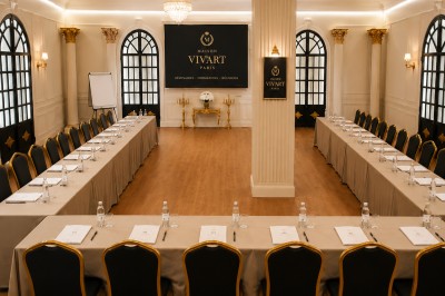 Miniature Location salle Paris 20 (Paris) - Maison Vivart Paris #3 Entrée avec une porte vitrée noire et une porte pleine, encadrées par des murs en pierre beige et des lampes murales.