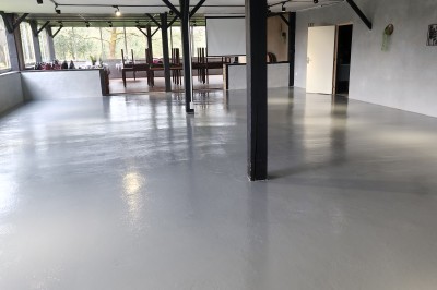 Miniature Location salle Saint-Guyomard (Morbihan) - Domaine de Ker Léon #29 Espace extérieur avec tables hautes noires sur une pelouse, devant un bâtiment vitré et un comptoir en bois.
