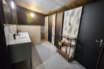 Miniature Location salle Saint-Guyomard (Morbihan) - Domaine de Ker Léon #44 Espace extérieur avec tables hautes noires sur une pelouse, devant un bâtiment vitré et un comptoir en bois.