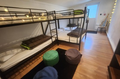 Miniature Location salle Saint-Guyomard (Morbihan) - Domaine de Ker Léon #51 Espace extérieur avec tables hautes noires sur une pelouse, devant un bâtiment vitré et un comptoir en bois.