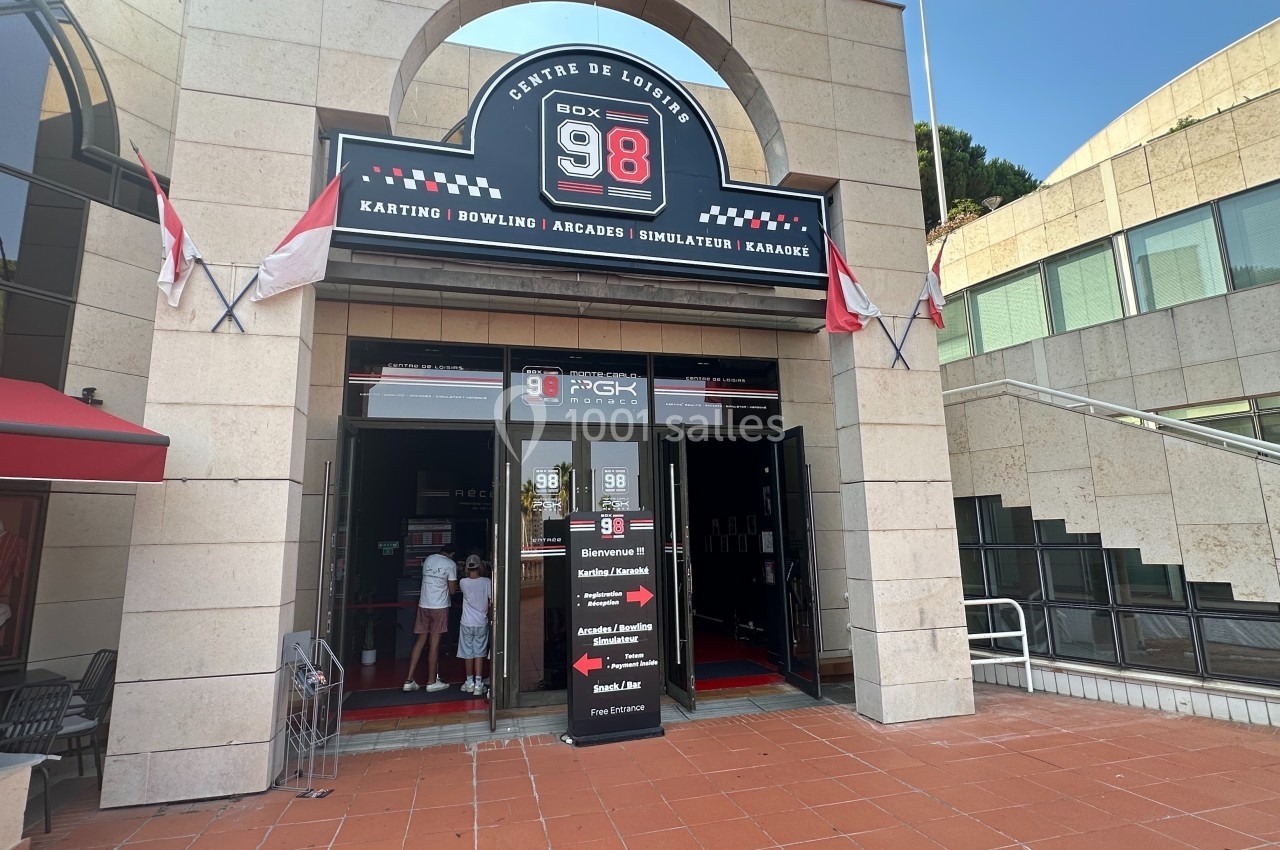 Entrée d'un centre de loisirs avec enseigne indiquant karting, bowling, arcades, simulateurs et escape game.