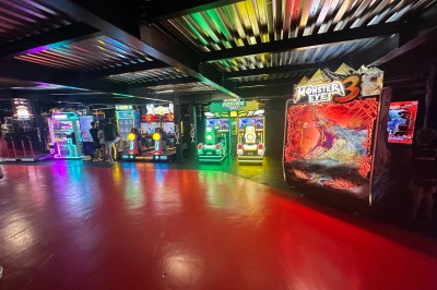 Intérieur d'une boutique avec comptoirs de vente proposant glaces, boissons et snacks, éclairée par des lumières modernes.