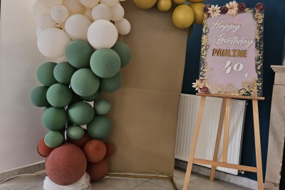 Miniature Location salle Courcelles-lès-Semur (Côte-d'Or) - Espace Arkana #13 Décoration d'anniversaire avec arche de ballons verts, blancs et dorés, et panneau sur chevalet indiquant ’Happy Birthday…