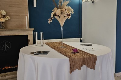 Miniature Location salle Courcelles-lès-Semur (Côte-d'Or) - Espace Arkana #10 Table ronde décorée d'une nappe blanche, d'un chemin de table beige et d'un vase fleuri, dans une pièce élégante.