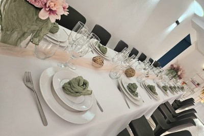 Miniature Location salle Courcelles-lès-Semur (Côte-d'Or) - Espace Arkana #2 Table ronde décorée d'une nappe blanche, d'un chemin de table beige et d'un vase fleuri, dans une pièce élégante.
