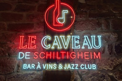 Miniature Location salle Schiltigheim (Bas-Rhin) - Le Caveau de Schiltigheim #14 Terrasse extérieure d'un restaurant avec des tables et des chaises alignées, bordée de plantes en pots.