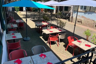 Miniature Location salle Schiltigheim (Bas-Rhin) - Le Caveau de Schiltigheim #15 Terrasse extérieure d'un restaurant avec des tables et des chaises alignées, bordée de plantes en pots.