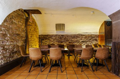 Miniature Location salle Schiltigheim (Bas-Rhin) - Le Caveau de Schiltigheim #3 Terrasse extérieure d'un restaurant avec des tables et des chaises alignées, bordée de plantes en pots.