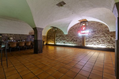 Miniature Location salle Schiltigheim (Bas-Rhin) - Le Caveau de Schiltigheim #2 Terrasse extérieure d'un restaurant avec des tables et des chaises alignées, bordée de plantes en pots.