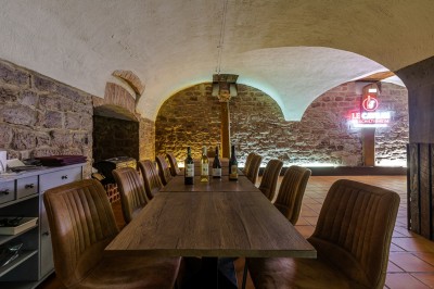 Miniature Location salle Schiltigheim (Bas-Rhin) - Le Caveau de Schiltigheim #6 Terrasse extérieure d'un restaurant avec des tables et des chaises alignées, bordée de plantes en pots.