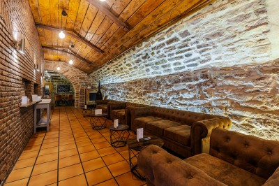 Miniature Location salle Schiltigheim (Bas-Rhin) - Le Caveau de Schiltigheim #8 Terrasse extérieure d'un restaurant avec des tables et des chaises alignées, bordée de plantes en pots.