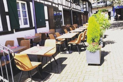 Miniature Location salle Schiltigheim (Bas-Rhin) - Le Caveau de Schiltigheim #30 Terrasse extérieure d'un restaurant avec des tables et des chaises alignées, bordée de plantes en pots.
