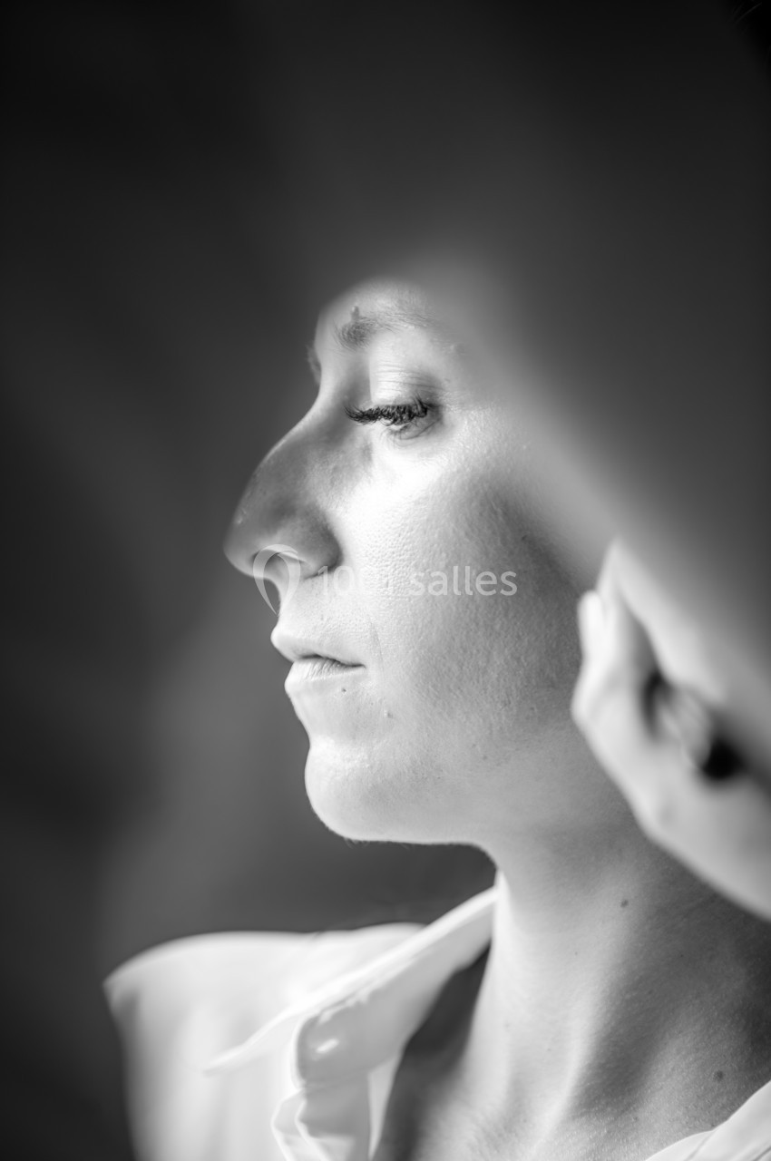 Portrait en noir et blanc d'une femme de profil, les yeux fermés, éclairée par une lumière douce.