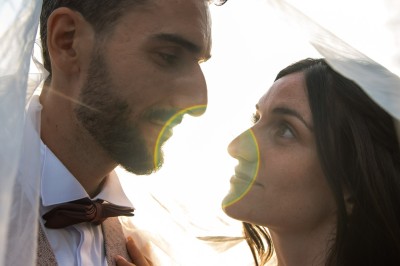 Miniature Benjamin Dessolle Photographe #8 Femme de profil se faisant maquiller les lèvres avec un pinceau dans un cadre lumineux.