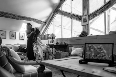 Miniature Benjamin Dessolle Photographe #14 Femme de profil se faisant maquiller les lèvres avec un pinceau dans un cadre lumineux.