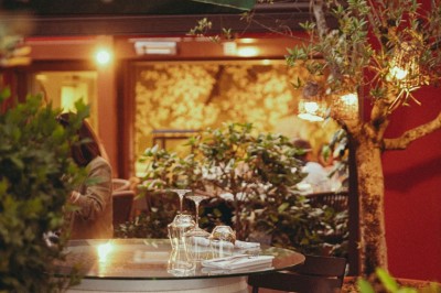 Miniature Location salle Saint-Cyr-au-Mont-d'Or (Rhône) - Le Comptoir de Saint Cyr #2 Terrasse extérieure avec tables en bois, chaises et parasols verts, entourée de haies et d'arbres.