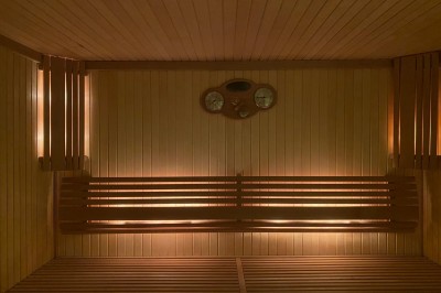 Miniature Location salle Buc (Yvelines) - Villa Élysia #26 Salon lumineux avec canapé beige, bibliothèque murale verte, parquet en bois clair et grande baie vitrée arrondie.