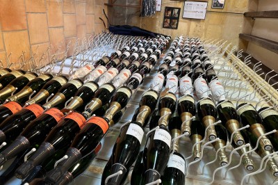 Miniature Location salle Arveyres (Gironde) - Château la Capelle #17 Image de bouteilles de vin avec des étiquettes arc-en-ciel et texte promouvant l'inclusion et le respect des personnes…