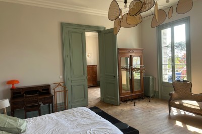 Miniature Location salle Arveyres (Gironde) - Château la Capelle #19 Image de bouteilles de vin avec des étiquettes arc-en-ciel et texte promouvant l'inclusion et le respect des personnes…