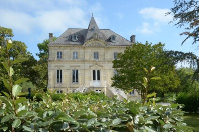Miniature Location salle Arveyres (Gironde) - Château la Capelle #10 Image de bouteilles de vin avec des étiquettes arc-en-ciel et texte promouvant l'inclusion et le respect des personnes…