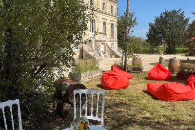 Miniature Location salle Arveyres (Gironde) - Château la Capelle #4 Image de bouteilles de vin avec des étiquettes arc-en-ciel et texte promouvant l'inclusion et le respect des personnes…