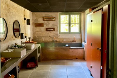 Miniature Location salle Arveyres (Gironde) - Château la Capelle #26 Image de bouteilles de vin avec des étiquettes arc-en-ciel et texte promouvant l'inclusion et le respect des personnes…