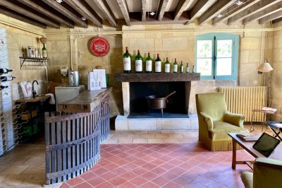 Miniature Location salle Arveyres (Gironde) - Château la Capelle #27 Image de bouteilles de vin avec des étiquettes arc-en-ciel et texte promouvant l'inclusion et le respect des personnes…
