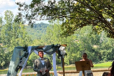 Miniature cérémonie läque Un couple en tenue de mariage marche dans une salle en briques, avec un bouquet de fleurs au premier plan.