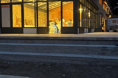 Miniature la terrasse devant la salle avec vu sur la Garonne Un couple en tenue de mariage marche dans une salle en briques, avec un bouquet de fleurs au premier plan.