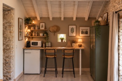 Miniature Location salle Brousses-et-Villaret (Aude) - Domaine Lauthier le Haut #21 Cuisine ouverte et salon chaleureux avec murs en pierre, poutres apparentes, mobilier en bois et lumière naturelle.