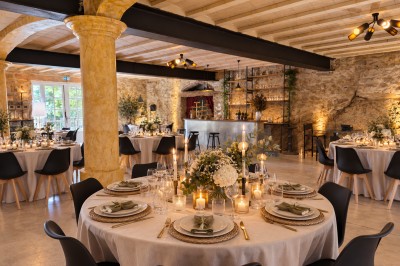 Miniature Location salle Brousses-et-Villaret (Aude) - Domaine Lauthier le Haut #13 Cuisine ouverte et salon chaleureux avec murs en pierre, poutres apparentes, mobilier en bois et lumière naturelle.