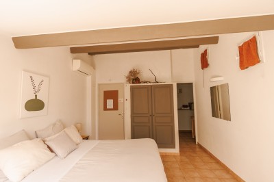 Miniature Location salle Lunel (Hérault) - Mas Saint Ange #53 Chambre lumineuse avec un lit double, un lit simple, des meubles en bois clair et des murs décorés de cadres.