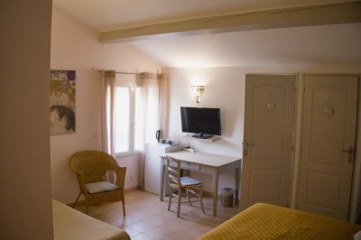 Miniature Location salle Lunel (Hérault) - Mas Saint Ange #62 Chambre lumineuse avec un lit double, un lit simple, des meubles en bois clair et des murs décorés de cadres.