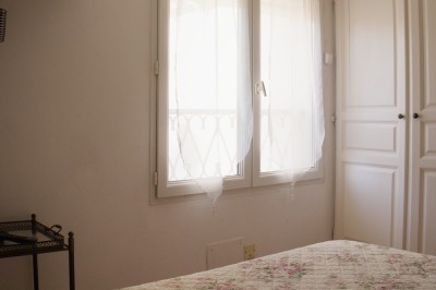 Miniature Location salle Lunel (Hérault) - Mas Saint Ange #102 Chambre lumineuse avec un lit double, un lit simple, des meubles en bois clair et des murs décorés de cadres.