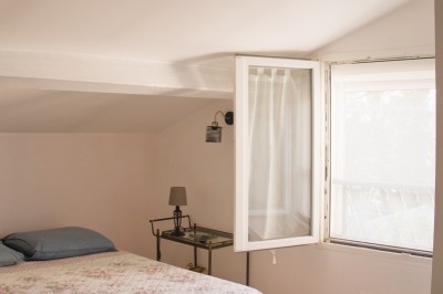 Miniature Location salle Lunel (Hérault) - Mas Saint Ange #104 Chambre lumineuse avec un lit double, un lit simple, des meubles en bois clair et des murs décorés de cadres.