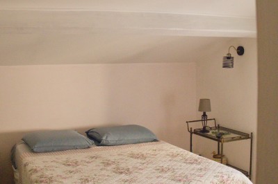 Miniature Location salle Lunel (Hérault) - Mas Saint Ange #105 Chambre lumineuse avec un lit double, un lit simple, des meubles en bois clair et des murs décorés de cadres.