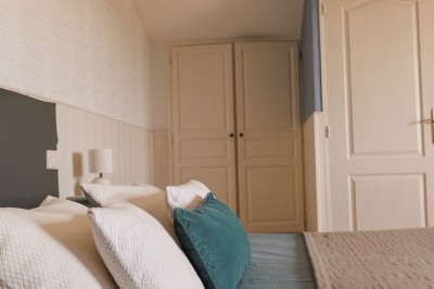 Miniature Location salle Lunel (Hérault) - Mas Saint Ange #118 Chambre lumineuse avec un lit double, un lit simple, des meubles en bois clair et des murs décorés de cadres.