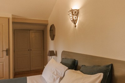 Miniature Location salle Lunel (Hérault) - Mas Saint Ange #119 Chambre lumineuse avec un lit double, un lit simple, des meubles en bois clair et des murs décorés de cadres.
