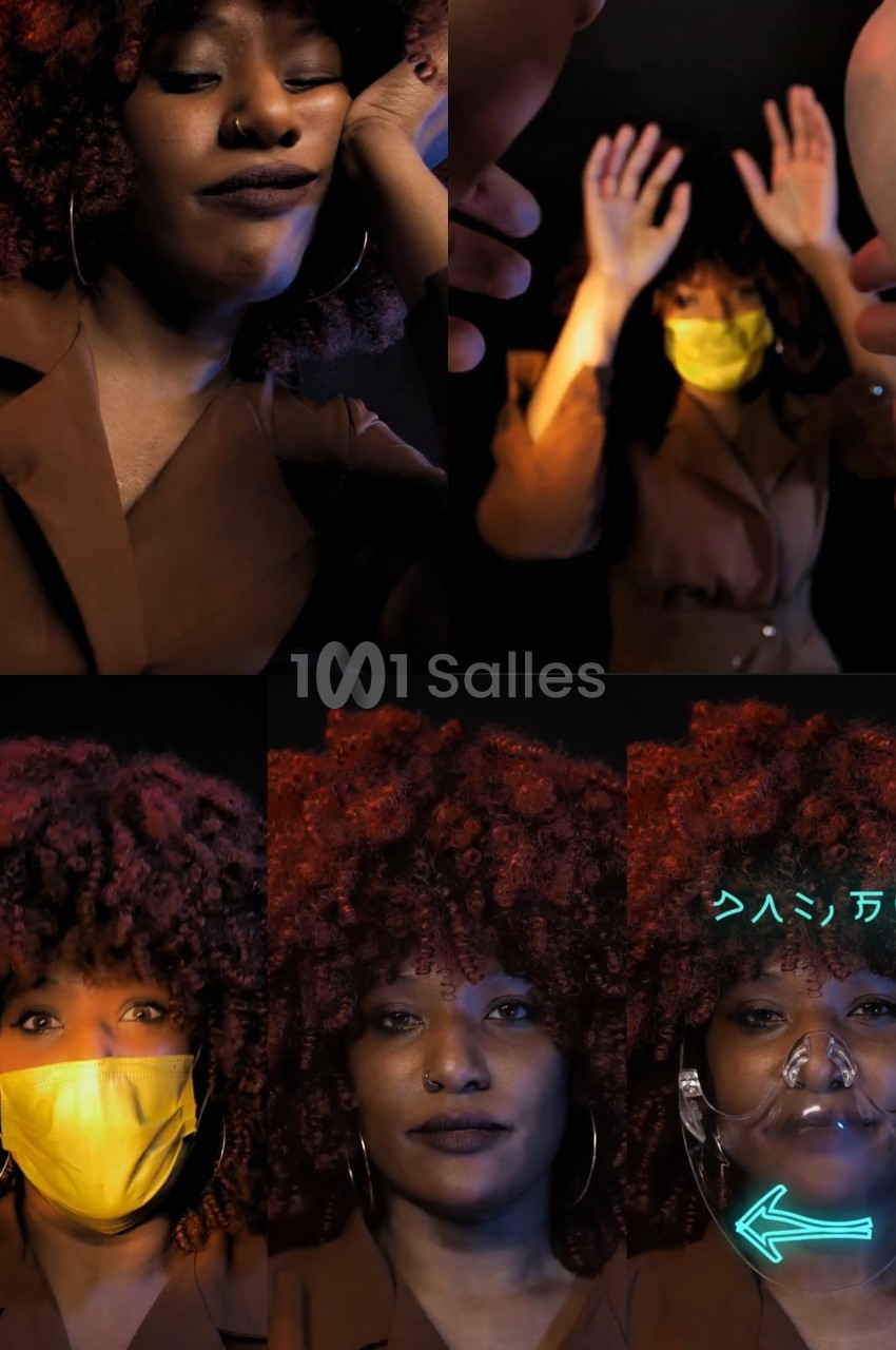 Collage de cinq vignettes sur fond sombre : une personne aux cheveux bouclés, avec masque jaune ou visière transparente.