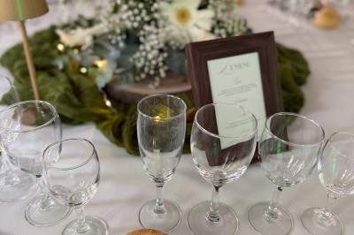 Miniature Location salle Chanteau (Loiret) - Domaine de la Foret #25 Deux tonneaux en bois décorés avec des bouteilles de vin, des fleurs et des caisses, dans un cadre extérieur boisé.