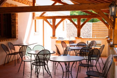 Salle de réunion spacieuse avec une grande table en bois, chaises en cuir, écran et décoration moderne.