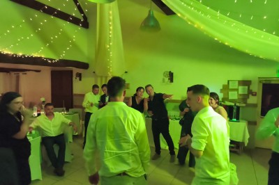 Miniature DJ Caen (Calvados) - Marc Leodo #2 Des personnes dansent sur une piste éclairée par des spots colorés, dans une salle avec un plafond en bois.